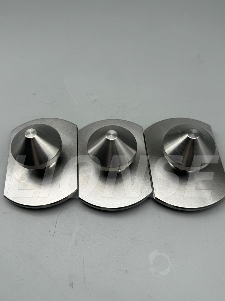 Vytahovací kolík pro polohování kuželového povrchu