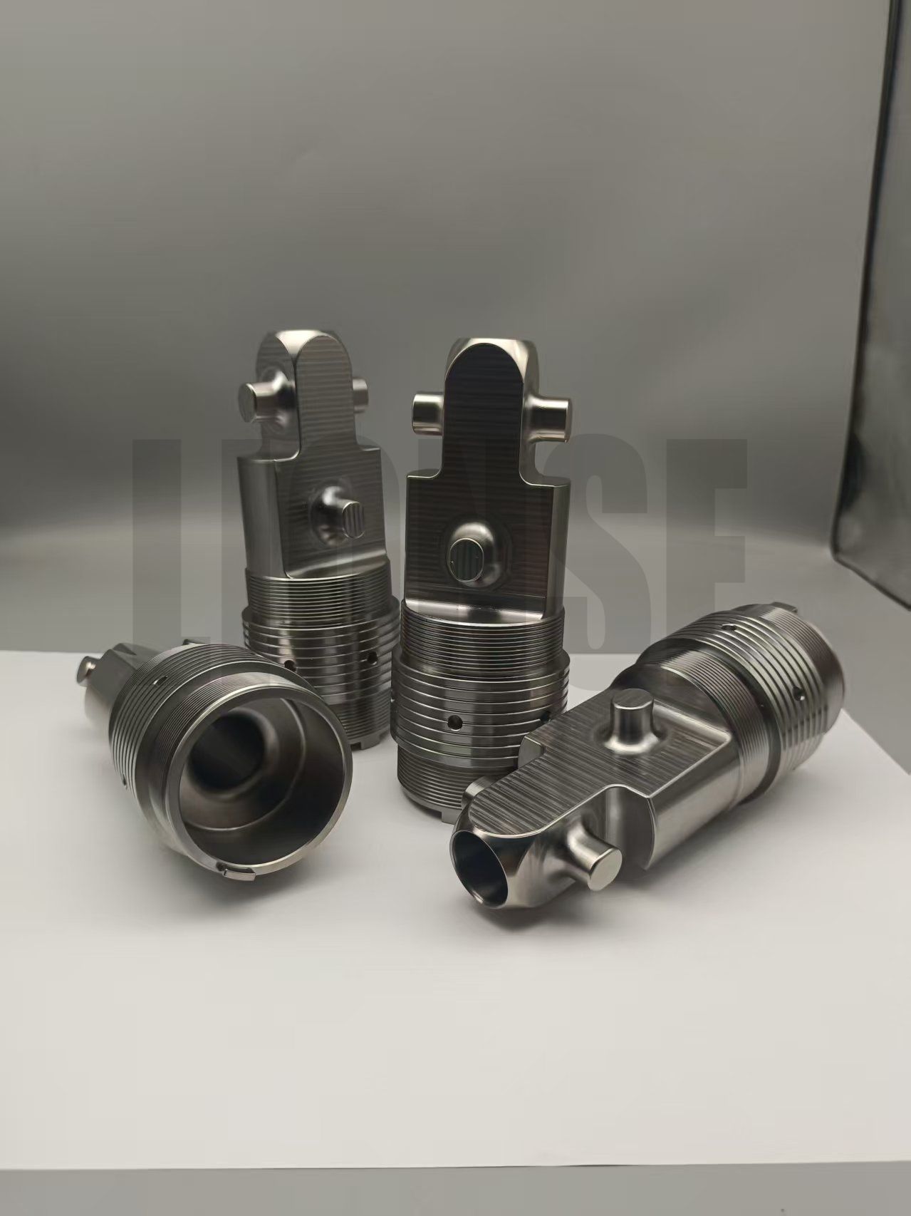 Titanové mechanické díly pro Abyssal